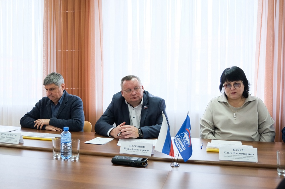 Игорь Мартынов провел прием граждан в Камызякском районе