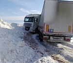 В Астраханской области застрял в сугробе грузовик с 22 тоннами пластиковых окон