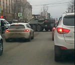 В Астрахани замечены очень законопослушные БТР