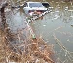 Полуголый астраханец пытался достать из воды свой автомобиль