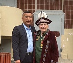 Казахский чапан подарили астраханские артисты ветерану из Волгограда