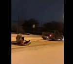 Полиция наказала автохулигана, который катал астраханца по Зацаревью на ковре: видео