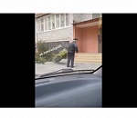 В Астрахани 220 дворников очищают сегодня тротуары и дороги