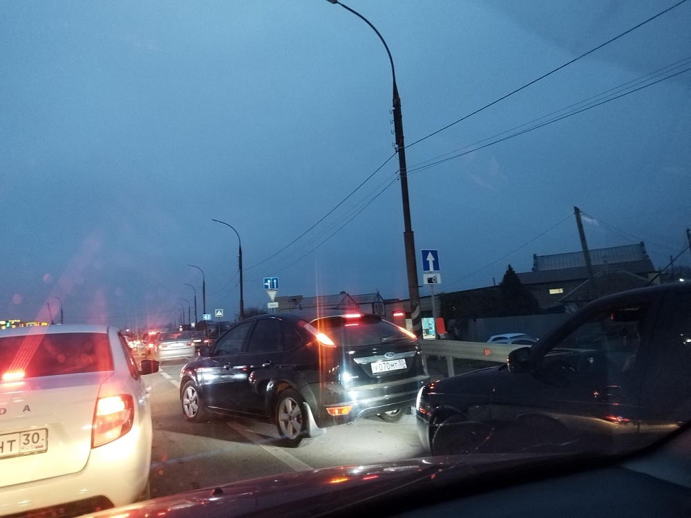 В Астрахани транспортный коллапс: внезапно закрыли Старый мост через Волгу