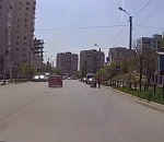 Астраханский гонщик едва не сбил девушку с двумя детьми на пешеходном переходе