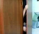 Астраханка пряталась от судебного пристава в шкафу