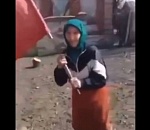 Хотели поглумиться, но не вышло: на Украине старики вышли с красным флагом к ВСУшникам, приняв их за российских солдат