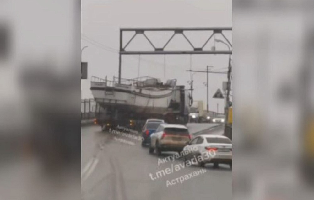Большегруз нагло объехал по встречке рамку на астраханском мосту