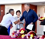 В Астрахани губернатор Игорь Бабушкин вручил переселенцам ключи от новых квартир