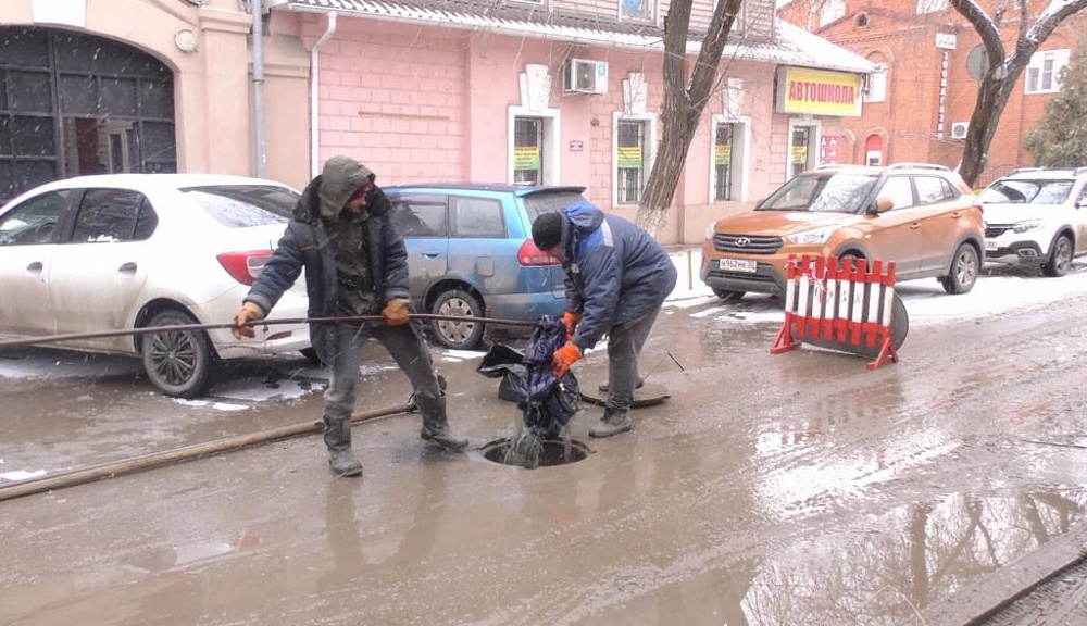 Детская куртка образовала фекальный разлив на Больших Исадах в Астрахани