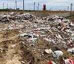 В Астрахани два самосвала за минуту устроили свалку из строительного мусора