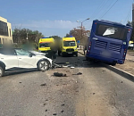 В Астрахани произошло лобовое столкновение легкового авто и автобуса 