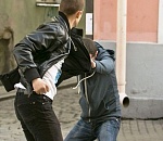 На севере Астраханской области двое парней избили мужчину и забрали деньги с банковской картой