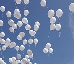 В Астрахани взмыли в небо белые шары в память о погибших полицейских