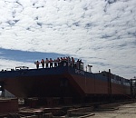 Астраханские корабелы спустили на воду баржу для Морспасслужбы