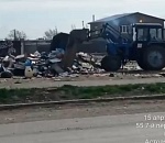 В Астрахани тракторист ЭкоЦентра устроил несанкционированную свалку и попал на видео