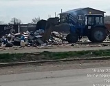 В Астрахани тракторист ЭкоЦентра устроил несанкционированную свалку и попал на видео