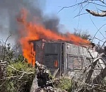 В астраханском посёлке Тинаки на площади 1 500 кв. метров полыхают постройки и трава