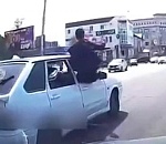 Астраханская полиция «расшифровала» ехавшего снаружи пассажира «Лады» и водителя «Мерса», который проигнорировал стоп-линию