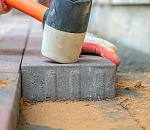 На улице Чехова завершается благоустройство сквера