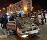 В Астрахани «Лада» перевернулась на въезде на Новый мост. Четверо пострадавших 