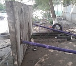 В Астрахани упал бетонный козырек у подъезда жилого дома