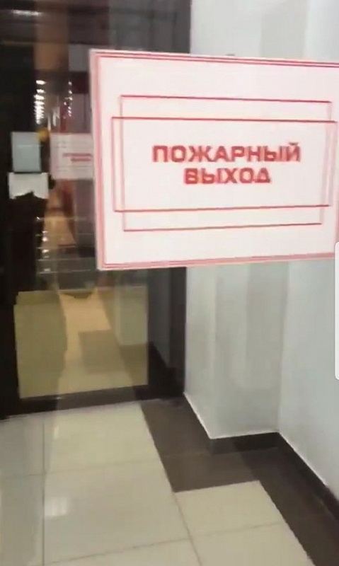 Проверки прошли, а нарушения остались: в астраханском ТЦ снова закрыли пожарный выход