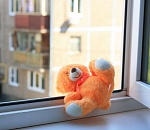 В Астрахани 4-летняя девочка выпала из окна
