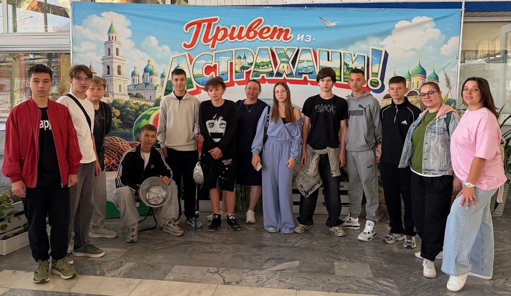 На вокзале Астрахани провели историческую экскурсию для подростков из Волгограда 