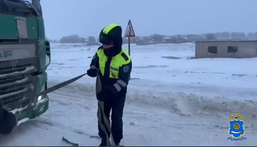 Дорожные полицейские вызволяли машины из снежных ловушек на астраханских трассах