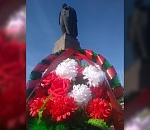 Астраханские коммунисты принесли Владимиру Ленину венок