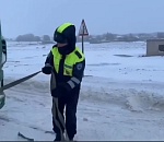 Дорожные полицейские вызволяли машины из снежных ловушек на астраханских трассах