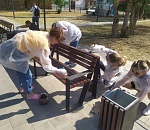В парках и скверах Астрахани обновили скамейки