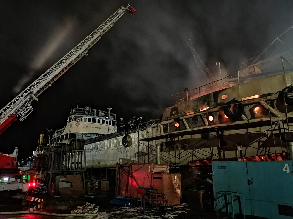 Пожар на СРЗ "Звездочка" в Астрахани почти потушен
