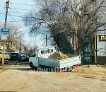 Фото дня: яма на астраханской дороге сама нашла грузовик с песком