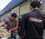 В Астрахани силовики проверили уличных торговцев на Петровской Набережной