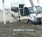 Маршрутка с пассажирами врезалась в столб, водитель сбежал