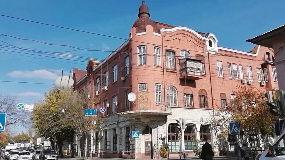 Экскурсовод пожаловалась на астраханцев, которые спускают собак на туристов и закидывают камнями