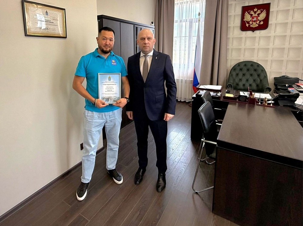 Водителю астраханского автобуса, спасшему пенсионера, вручили благодарность