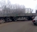 Кадры с беспредельщиком на КамАЗе, который снес у астраханского детского сада ограждение