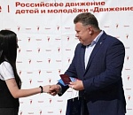Накануне Дня флага глава Астрахани Игорь Редькин вручил паспорта школьникам