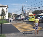 В Астрахани грузовик врезался в ограждение и светофор