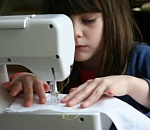 Ученики астраханской школы сами шьют себе форму: 300 рублей - и готово