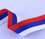 Астраханцам раздают бело-сине-красные ленточки