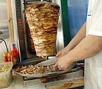 Продавец шаурмы, отравивший 19 жителей Ахтубинска, пошел под суд