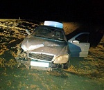 Молодой астраханец на Mercedes сбил знак и опрокинулся в кювет