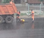 Инновации по-астрахански. В Астрахани в дождь кладут асфальт