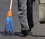 Мужчина, травивший астраханцев паленым алкоголем, отправился мести улицы