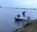 Под Астраханью автомобиль опрокинулся в водоем