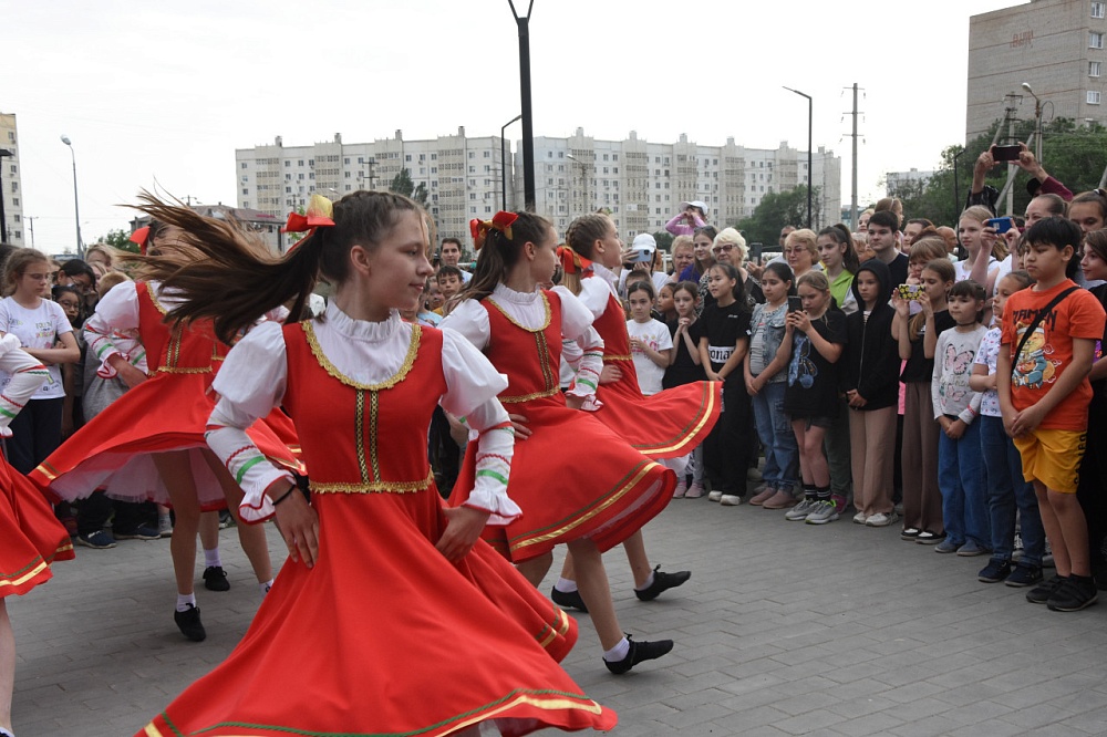 Игорь Седов помог устроить яркий праздник для жителей астраханского микрорайона